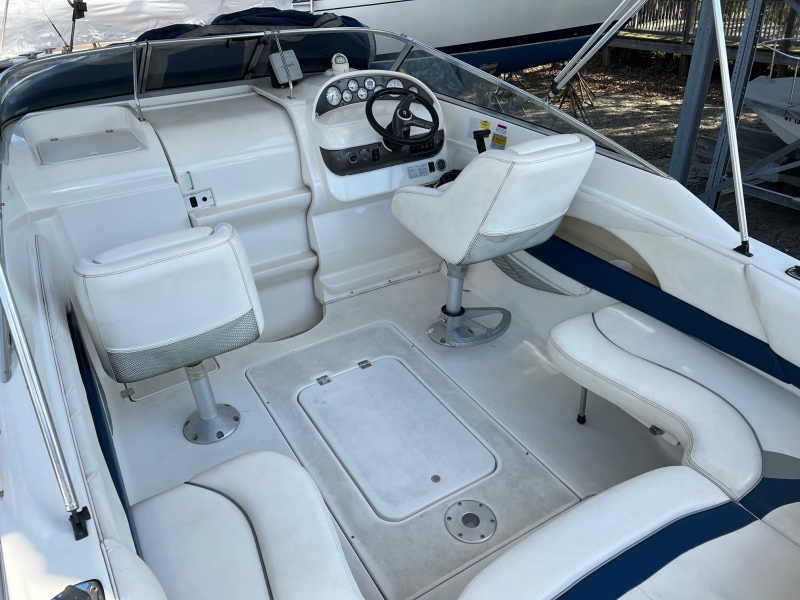 Power boats For Sale in New York by owner | 2000 Larson cabrio 220